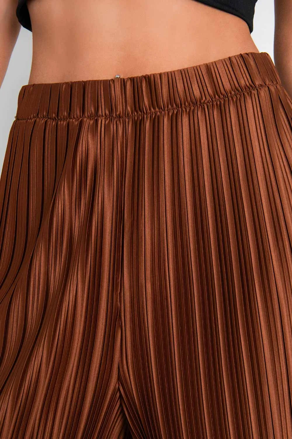 Pantalón satinado plisado wide leg