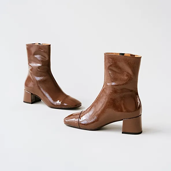 Square-toed boots with small heels in brown pleated patent