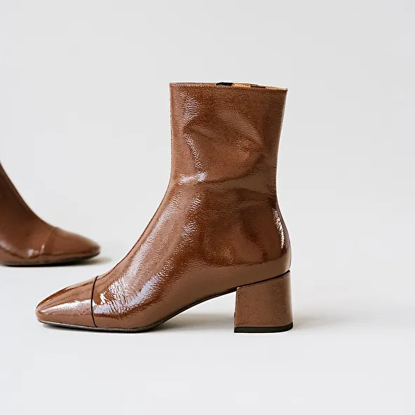 Square-toed boots with small heels in brown pleated patent